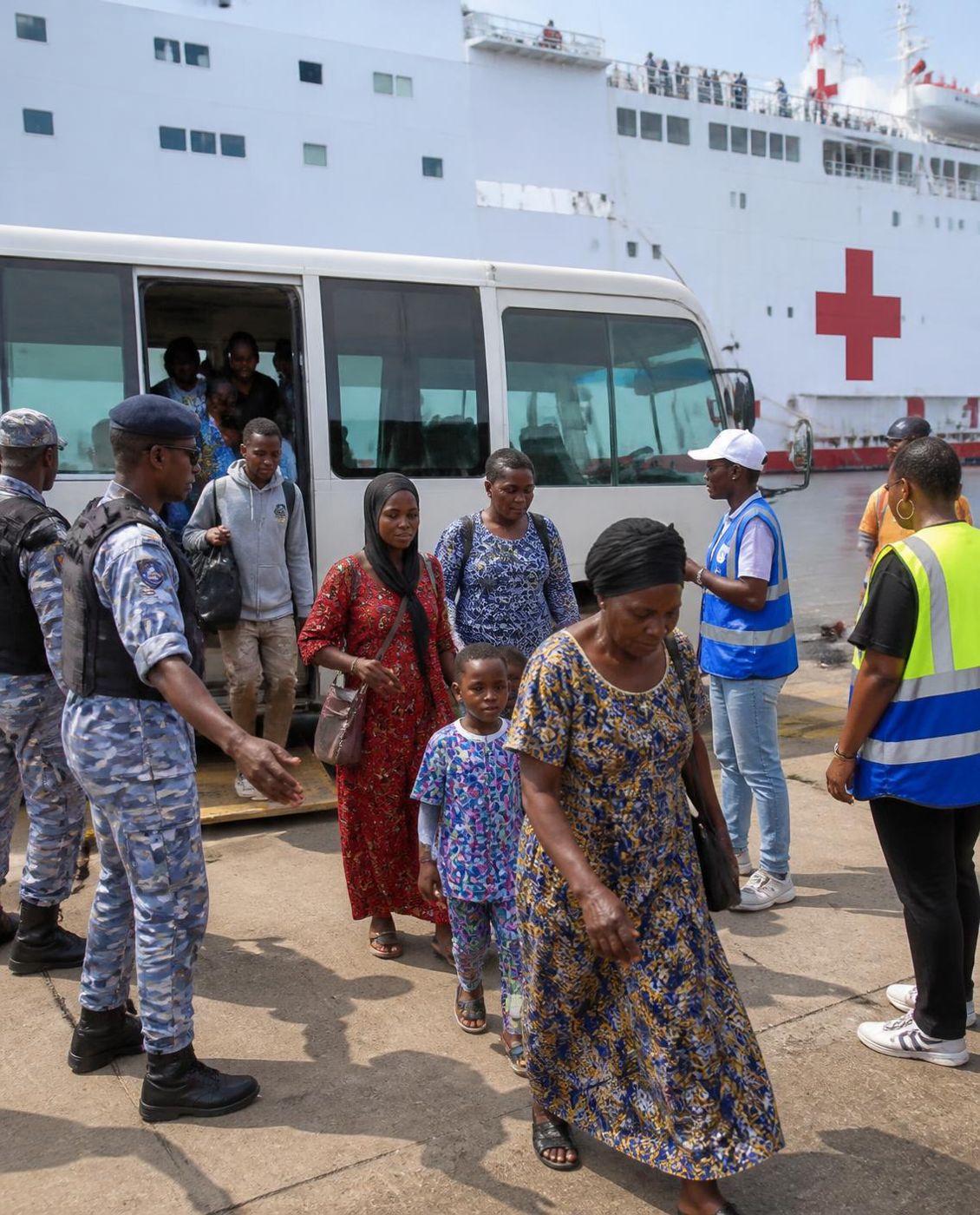 Accueil des patients au port, encadré par les forces de sécurité