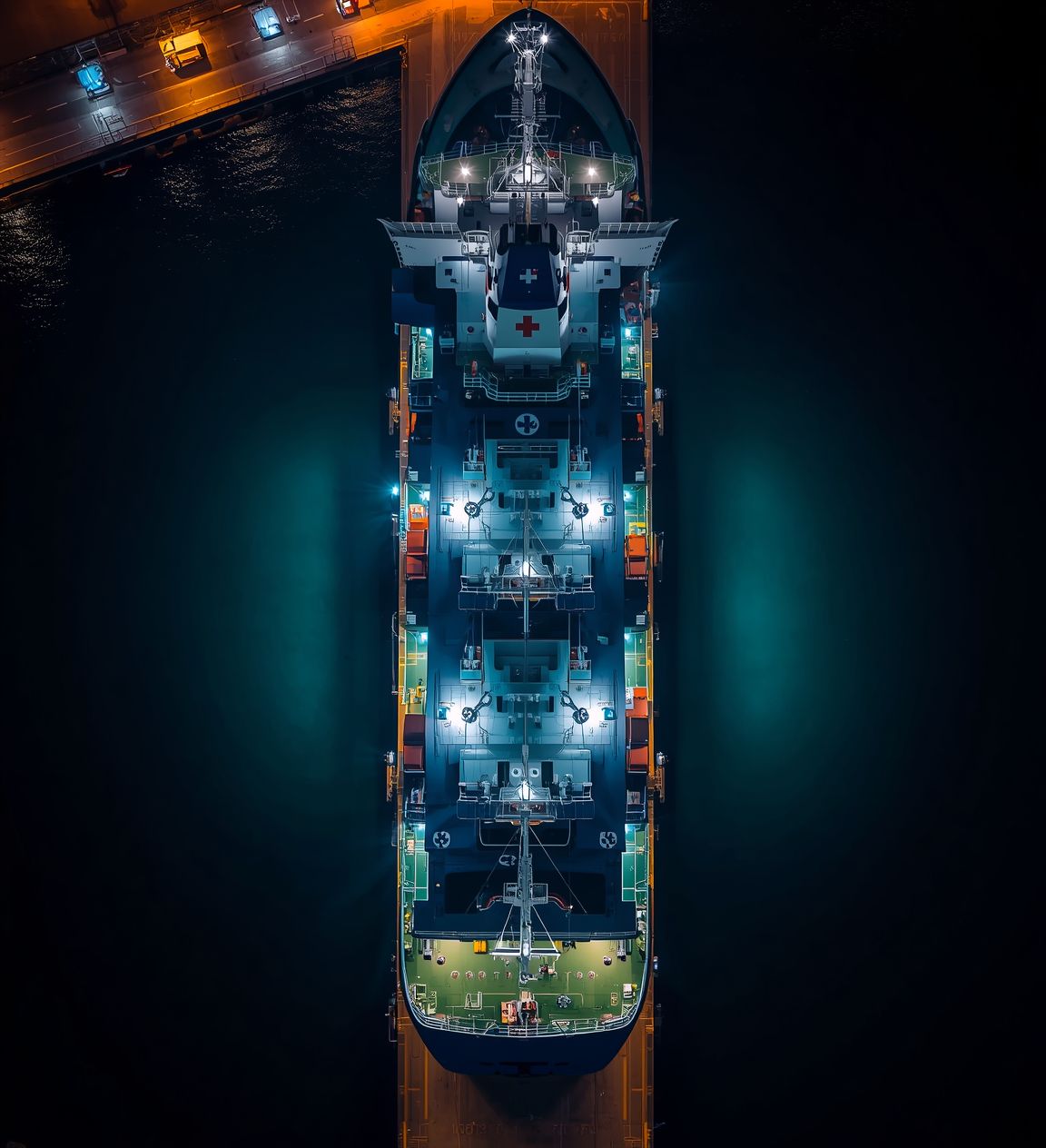 Vue aérienne de nuit du navire-hôpital
